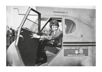 Poster Amelia Earhart in airplane 1